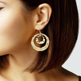 104870, HAMMERED ROUND GEOMETRIC METAL DANGLE EARRING
