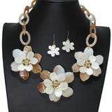 105104, TRIPLE FLOWER CELLULOID ACETATE NECKLACE