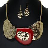 105190, HAMMERED METAL WITH GEOMETRIC CELLULOID ACETATE NECKLACE