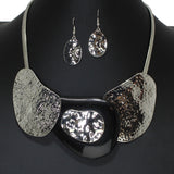 105190, HAMMERED METAL WITH GEOMETRIC CELLULOID ACETATE NECKLACE