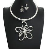 109051, CUTOUT FLOWER STATEMENT CHOKER NECKLACE