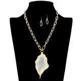 109457, BOLD LEAF ACRYLIC PENDANT CHAIN NECKLACE
