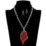 109457, BOLD LEAF ACRYLIC PENDANT CHAIN NECKLACE