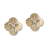 110042, BOW ACCENT HAMMERED CLOVER STUD EARRING