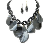 YNE5646GY_AJ 22 · Marbled Resin Statement Necklace Set – Gray
