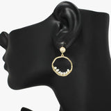 91106, DAINTY FRESHWATER PEARL ACCENT HAMMERED METAL EARRING