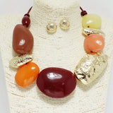 94461, CHUNKY GEOMETRIC GLASS STONE WITH HAMMERED METAL ACCENT NECKLACE