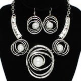 95347, HAMMERED METAL WITH PEARL ACCENT NECKLACE