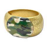 Hammered Oval Stone Hinged Bangle – Worn Gold/Camouflage · BG997CMFG_AJ _DSC9294