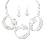 108699, HAMMERED SWIRL ROUND METAL STATEMENT NECKLACE
